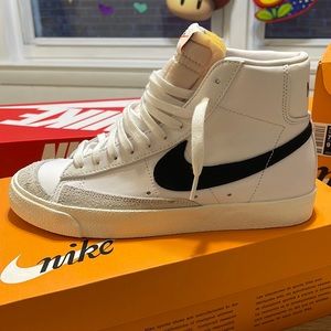 COPY - Nike Blazer Mid Men Sz 7.5. Women Sz 9.